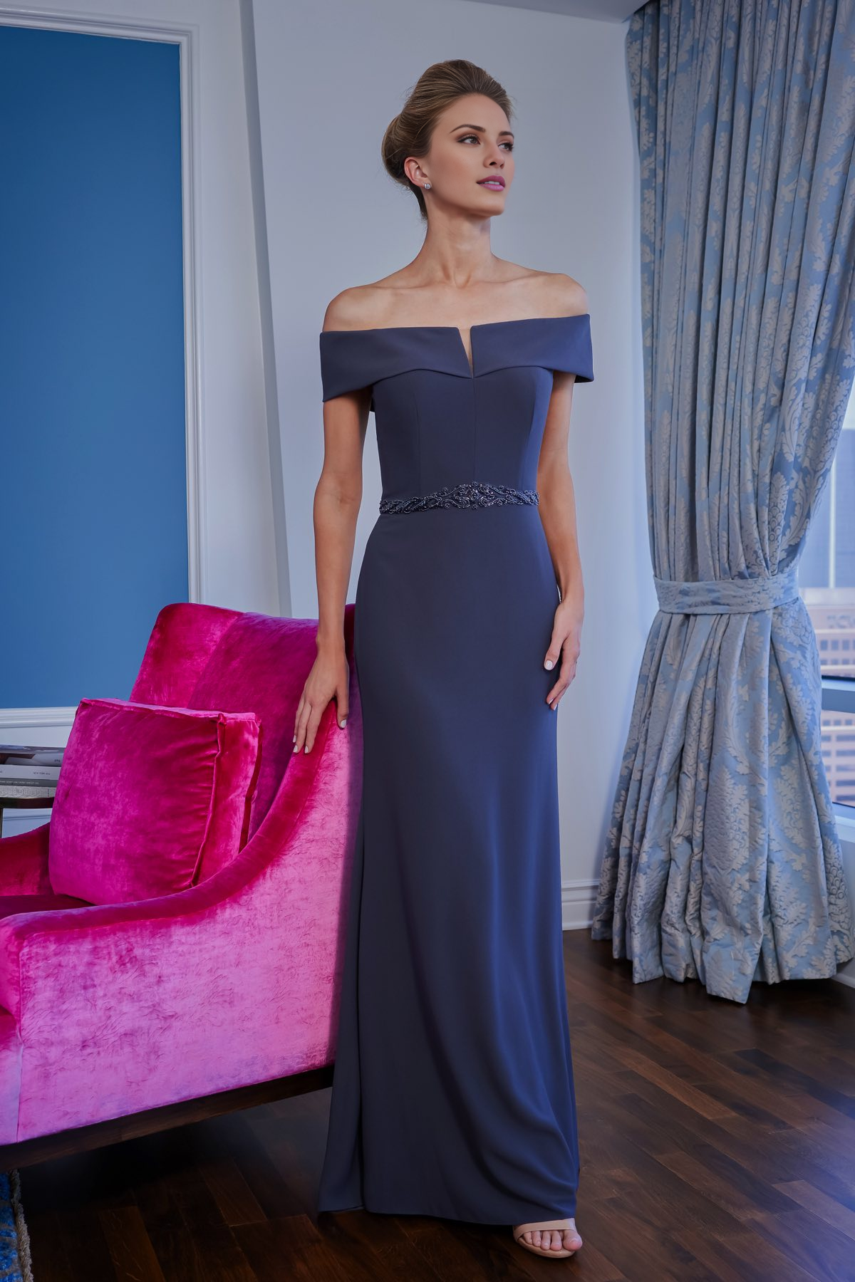 Abito a tromba in morbido crêpe con scollo a spalle scoperte e cintura in perline per abiti da mamma della sposa