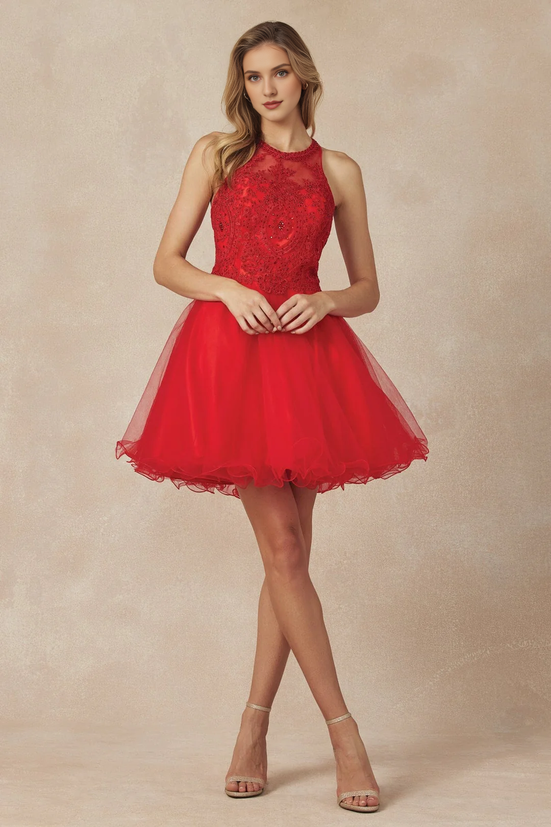 Vestido corto de cuello colgante con ilusión y apliques de encaje