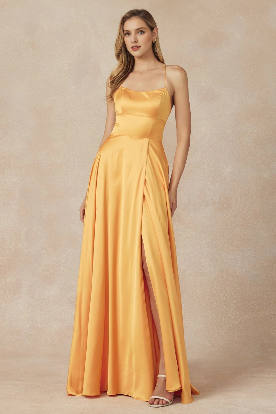 Abito a trapezio senza maniche con spacco sulla gamba e gonna drappeggiata