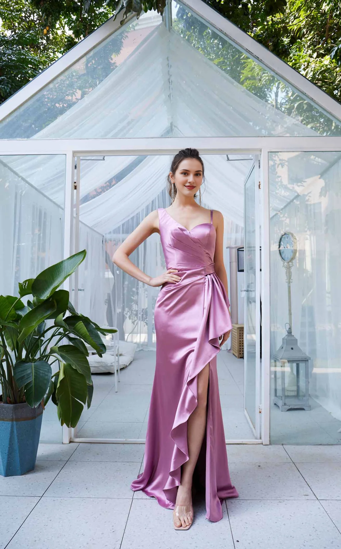 Escote asimétrico con bordes con volantes y aberturas laterales, así como vestido de noche largo hasta el suelo.