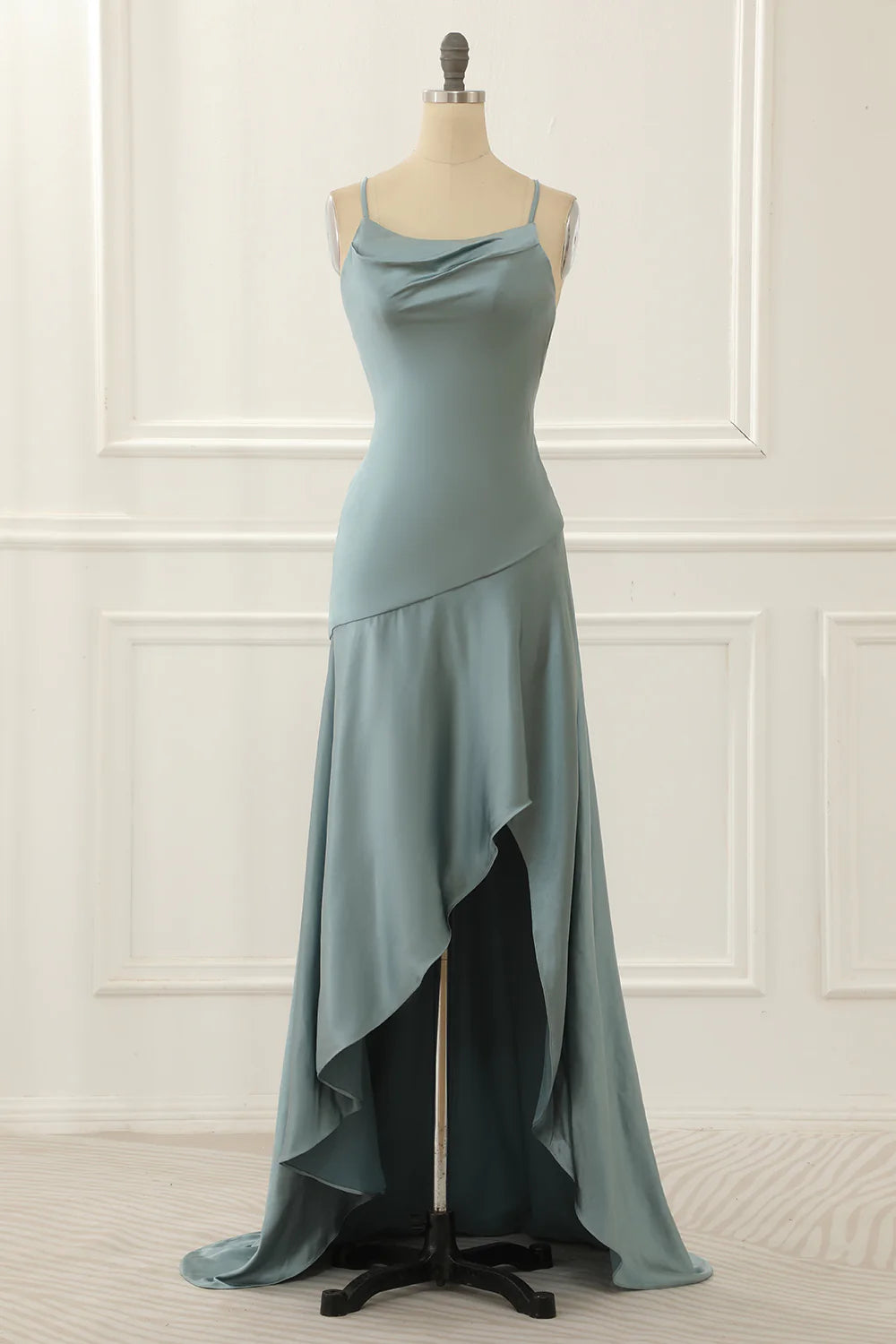 Vestido de fiesta de satén con tirantes finos y corte alto-bajo