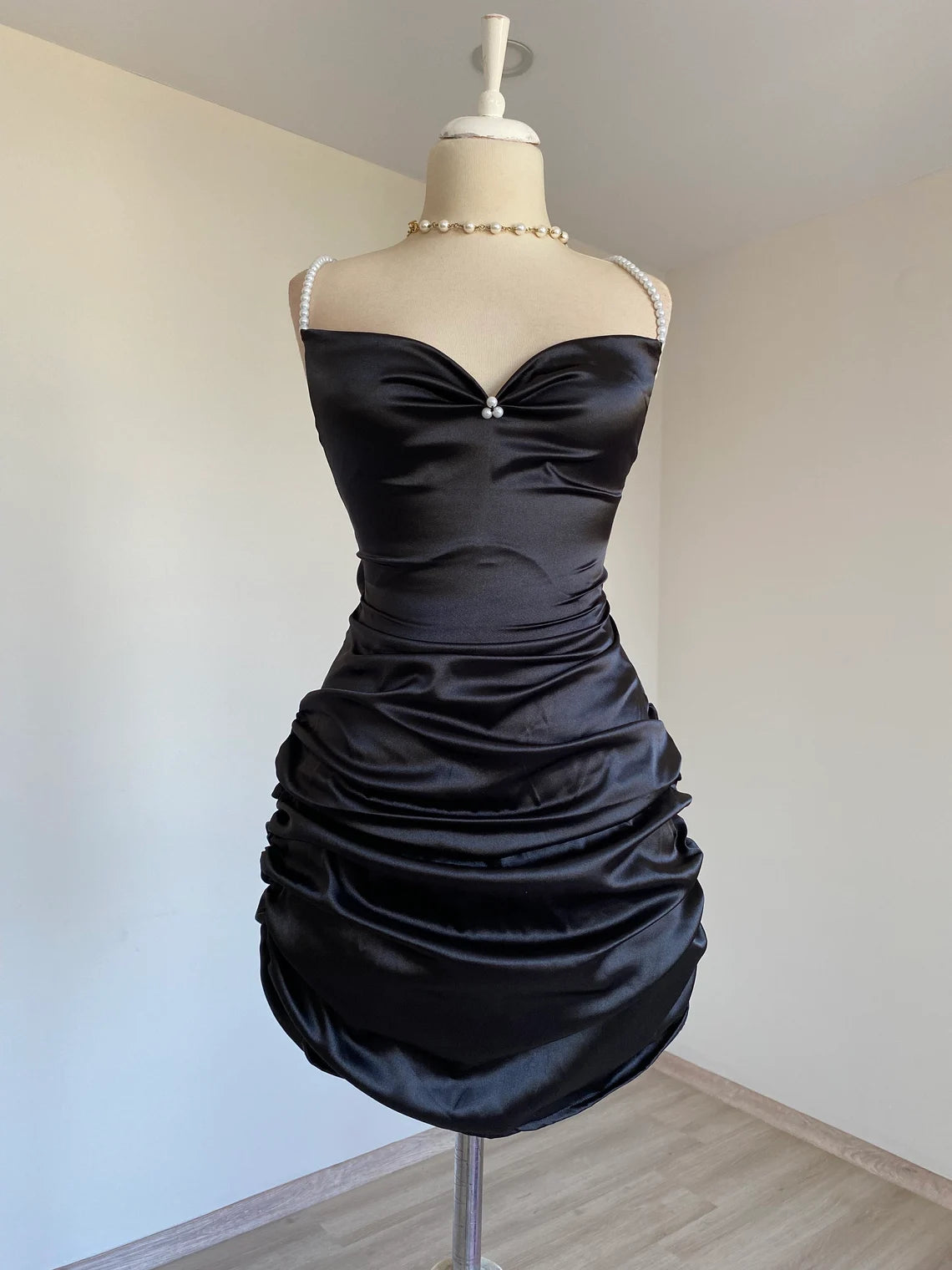 Vestido de fiesta corto de satén con espalda descubierta, plisado y tirantes en la espalda de Jimiss