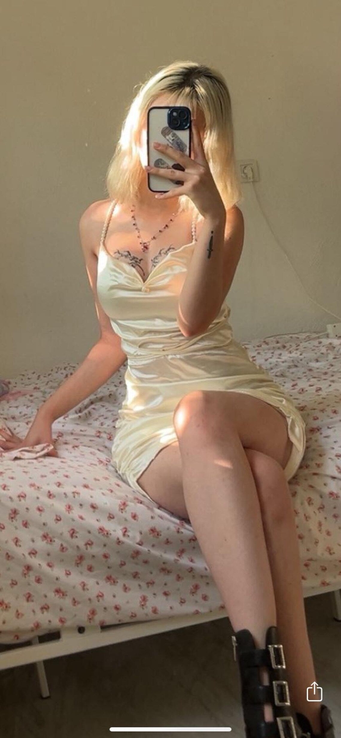 Vestido de fiesta corto de satén con espalda descubierta, plisado y tirantes en la espalda de Jimiss