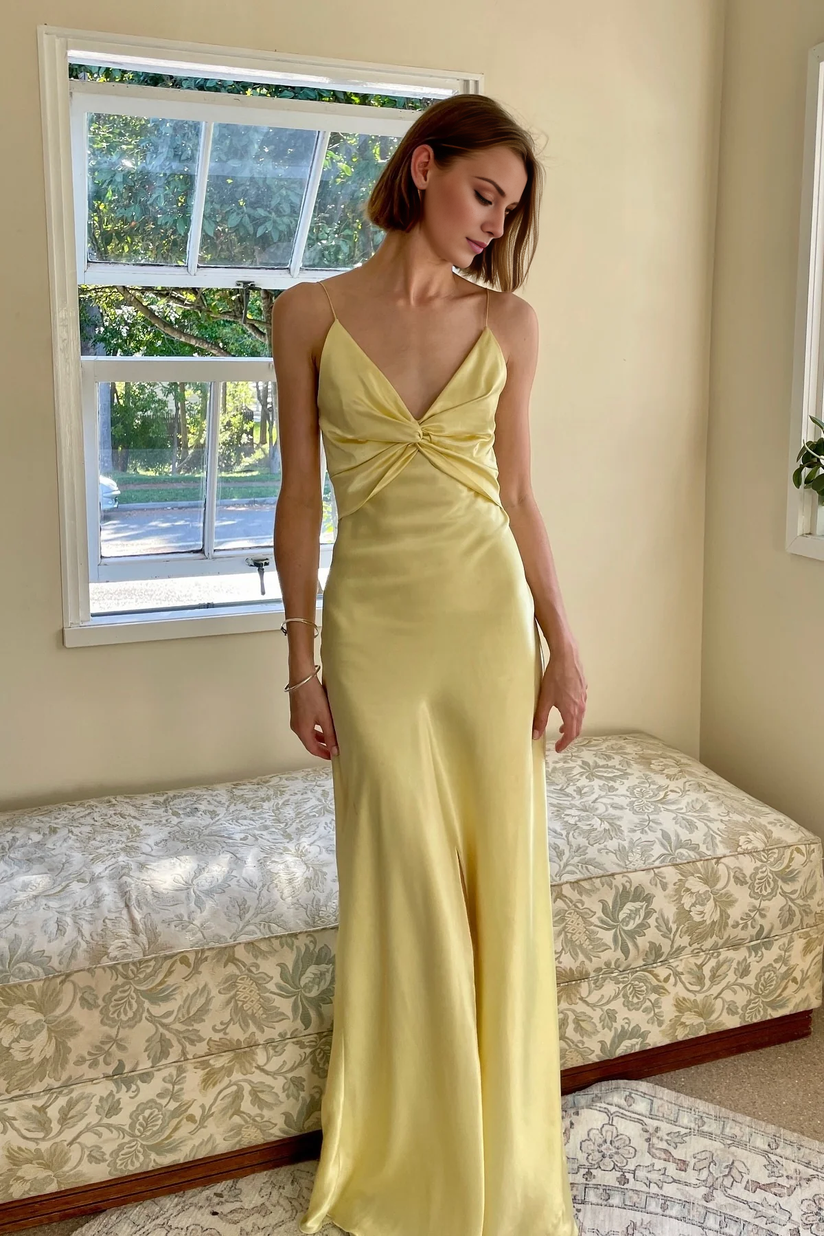 Vestido de fiesta largo con tirantes finos y elegante color amarillo de Jimiss