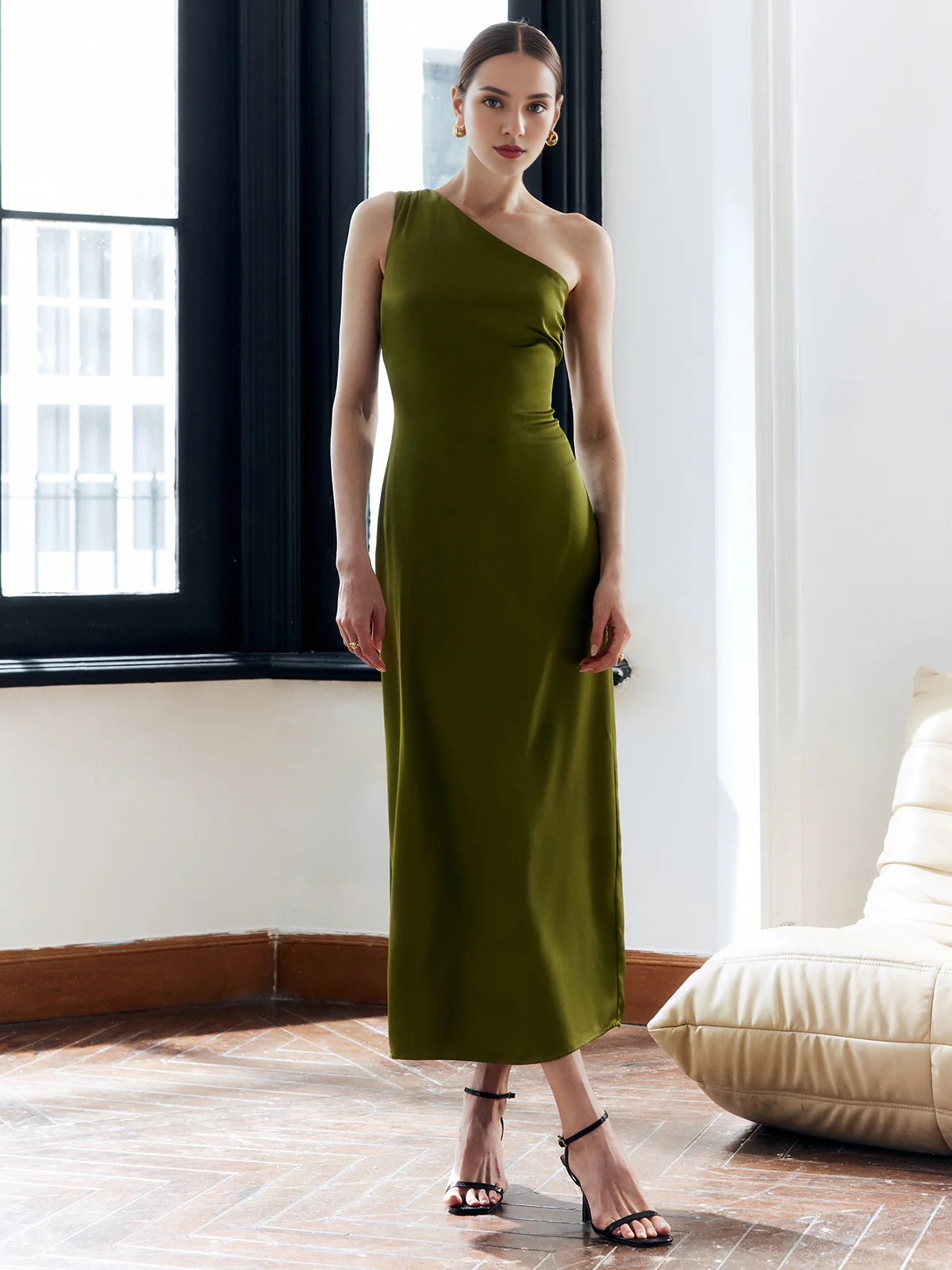 Vestidos de satén asimétricos, sin espalda, ajustados y de corte godons.