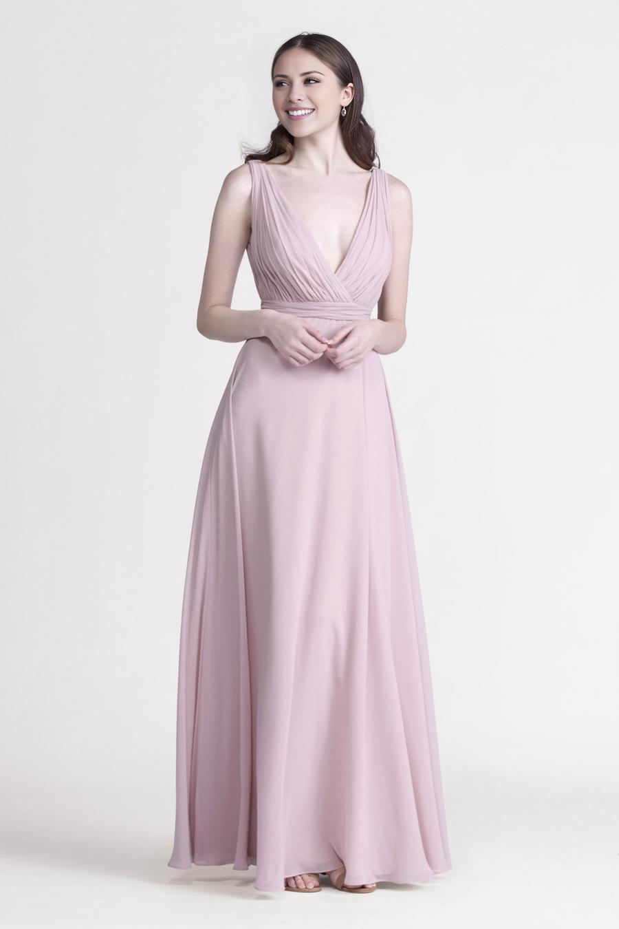 Vestido Jimiss con escote en V, detalle plisado, abertura lateral sin espalda y largo hasta el suelo.