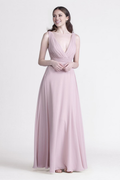 Vestido Jimiss con escote en V, detalle plisado, abertura lateral sin espalda y largo hasta el suelo.