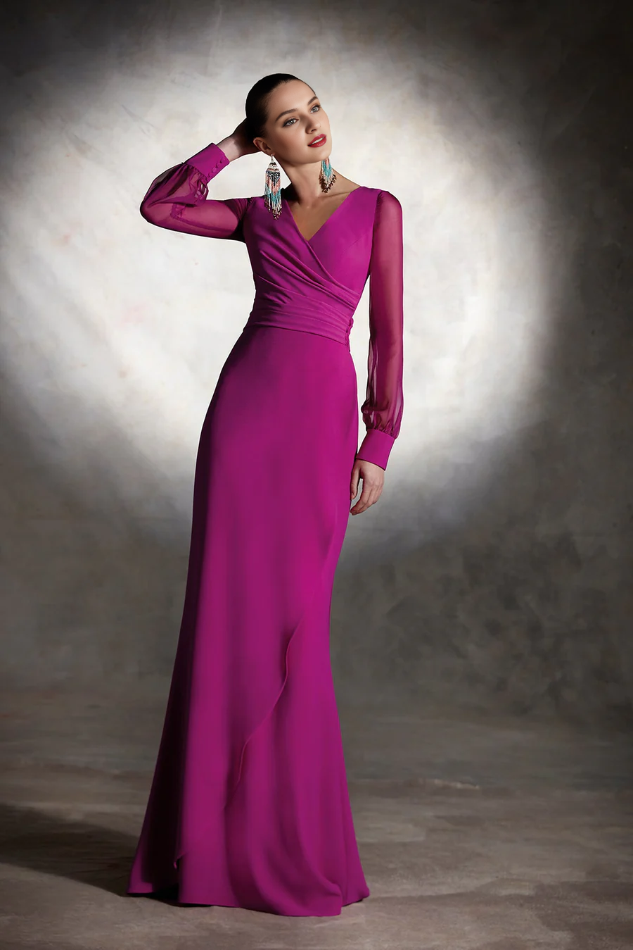 Ropa colgada con colas amplias y vestidos de noche largos hasta el suelo