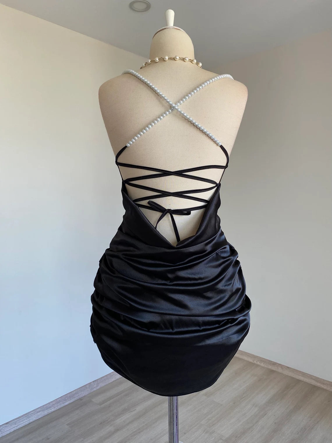 Vestido de fiesta corto de satén con espalda descubierta, plisado y tirantes en la espalda de Jimiss