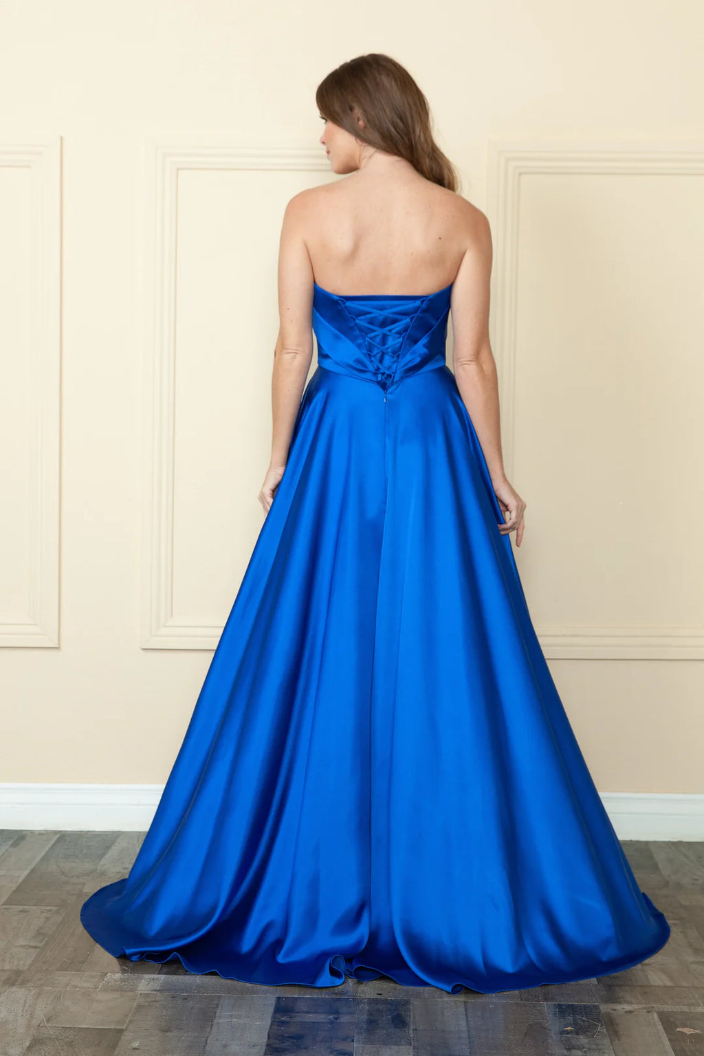 Vestido largo de satén con falda tipo A sin tirantes