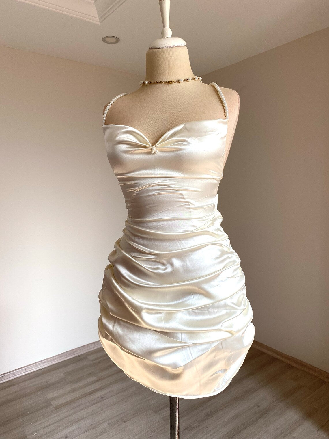 Vestido de fiesta corto de satén con espalda descubierta, plisado y tirantes en la espalda de Jimiss