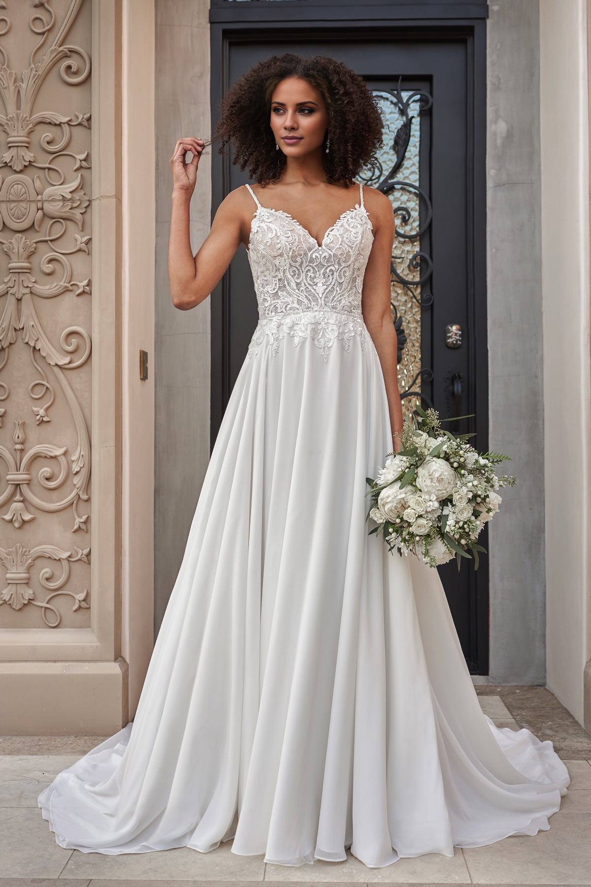 Abito da sposa lungo fino al pavimento, con scollatura a cuore a trapezio, spalline sottili con perline