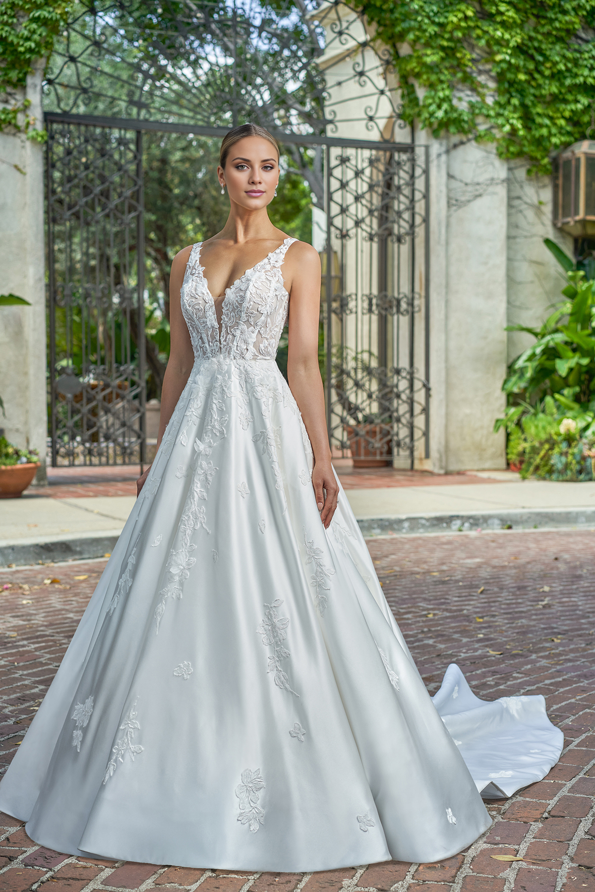 Abito da sposa a trapezio in raso con scollo a V profondo, perline floreali 3D in pizzo e lunghezza al pavimento