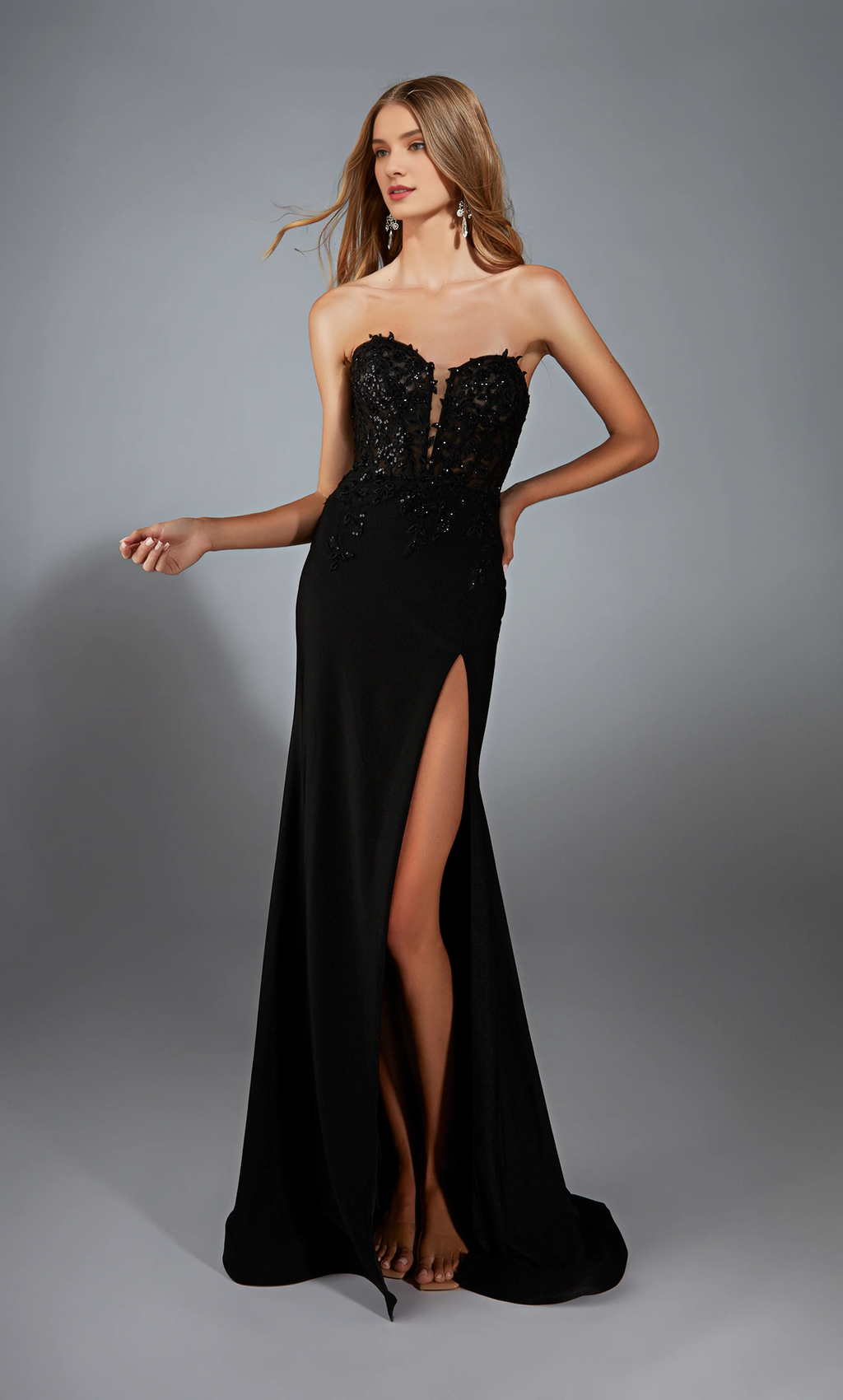 Vestido de noche largo formal de encaje sin tirantes, ajustado, en forma de trompeta, con abertura y corsé ajustado.