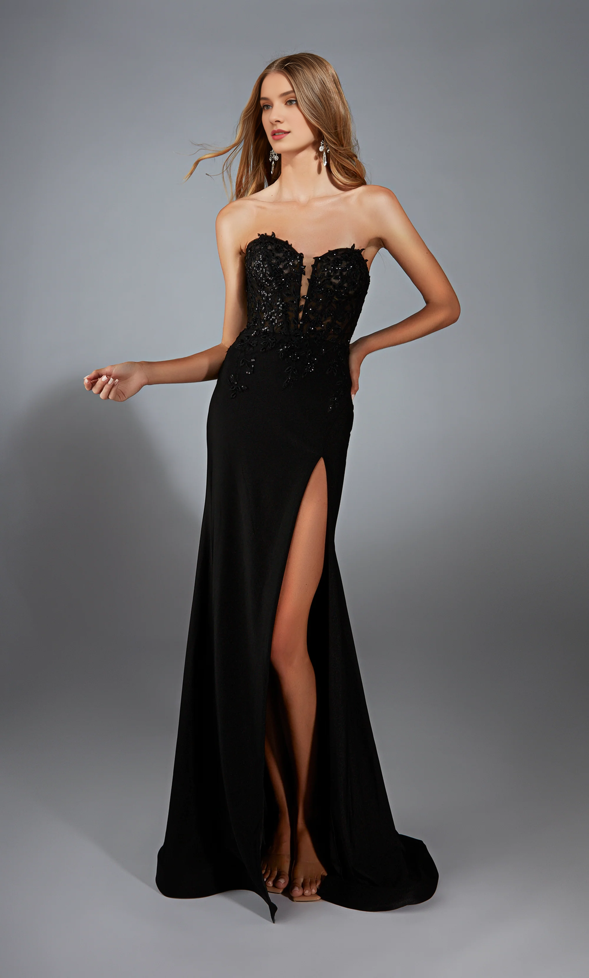 Vestido de noche largo formal de encaje sin tirantes, ajustado, en forma de trompeta, con abertura y corsé ajustado.
