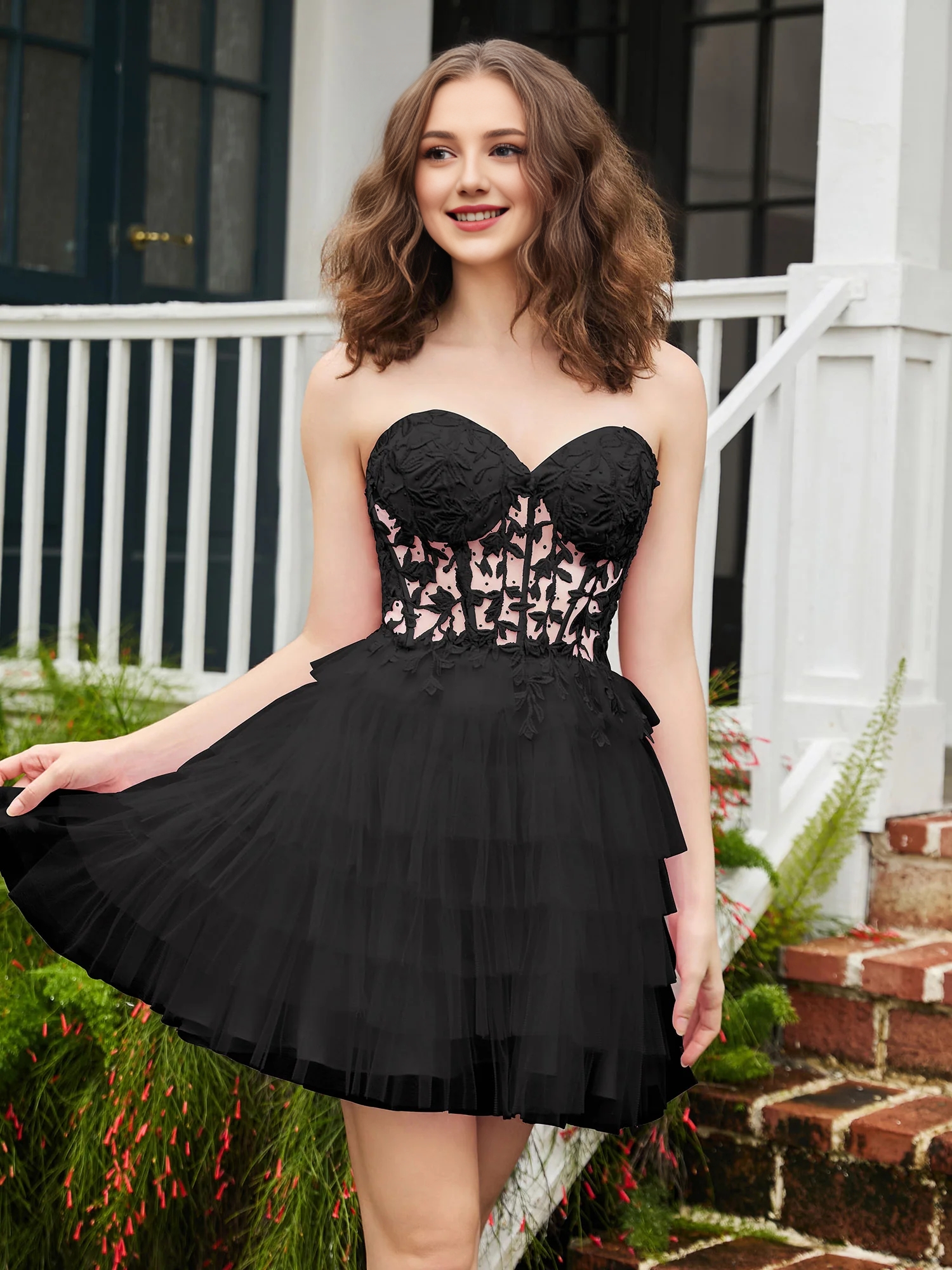 Abito da ballo corto trasparente con corsetto stretto e stratificato