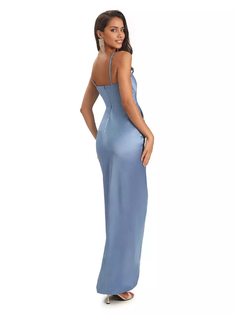 Vestidos de dama de honor asimétricos de satén suave con escote en V y tirantes finos de corte sirena