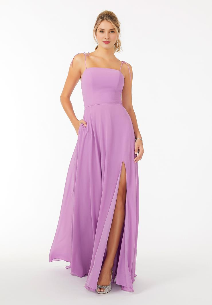 Vestido largo hasta el suelo con cuello cuadrado, tirantes finos, espalda descubierta con cremallera y abertura lateral