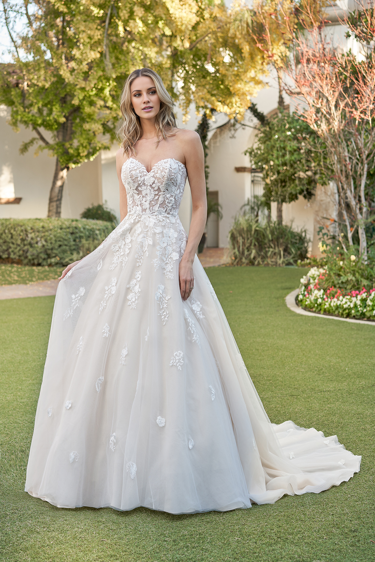 Abito da sposa lungo fino al pavimento, con scollo a cuore senza spalline, delicato pizzo e scollo a V.