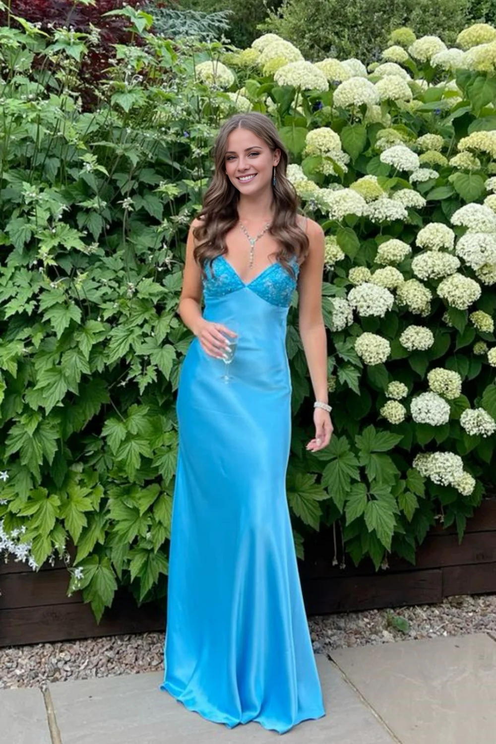 Vestido largo Jimiss de corte A con escote en V, tiras en la espalda y cuentas azules