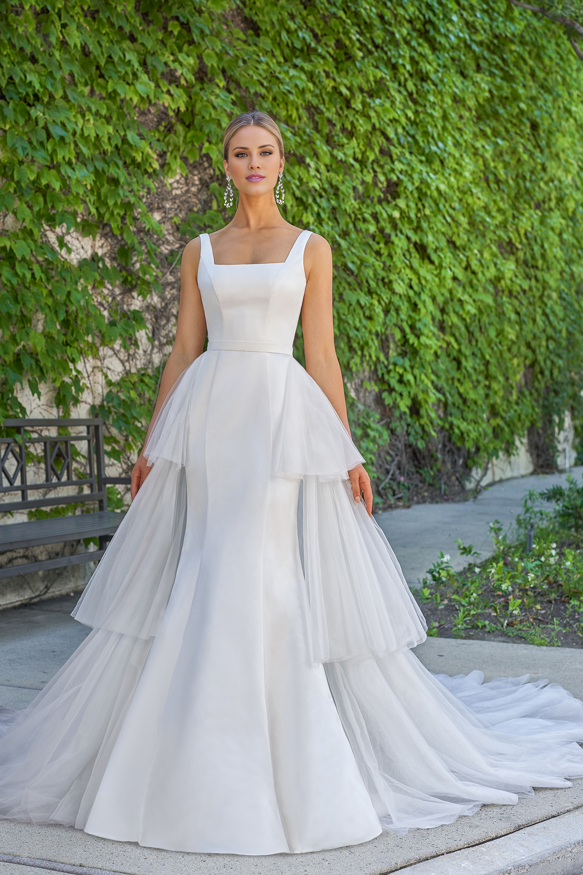 Vestido de novia único de satén con escote cuadrado, corte entallado, largo hasta el suelo y con cuernos.