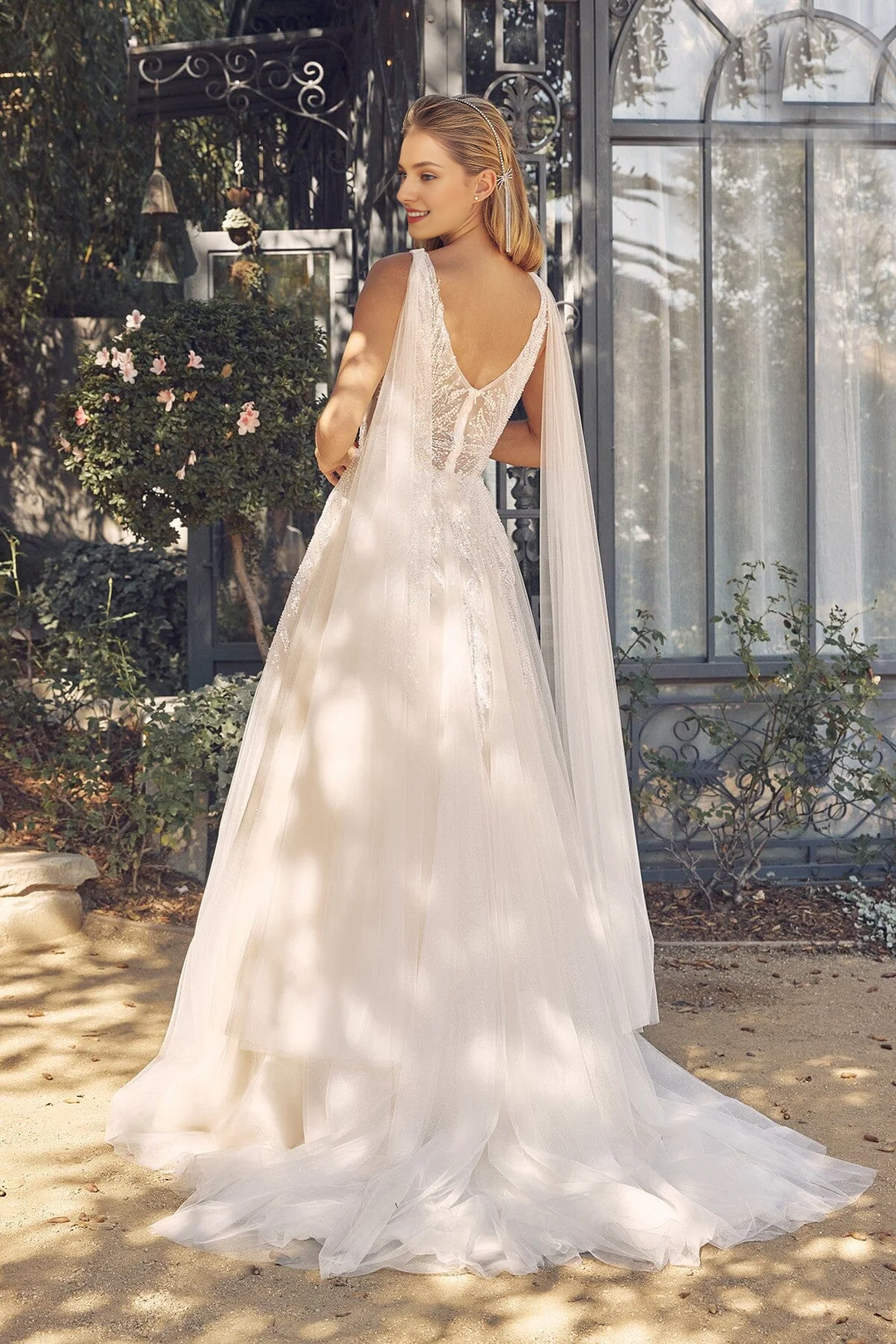 Vestido de novia largo con escote en V y mangas estilo capa con calcomanía de lentejuelas