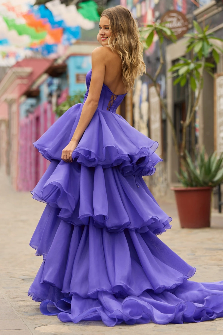 Vestido sin tirantes de satén con capas, aberturas laterales, espalda descubierta y largo hasta el suelo
