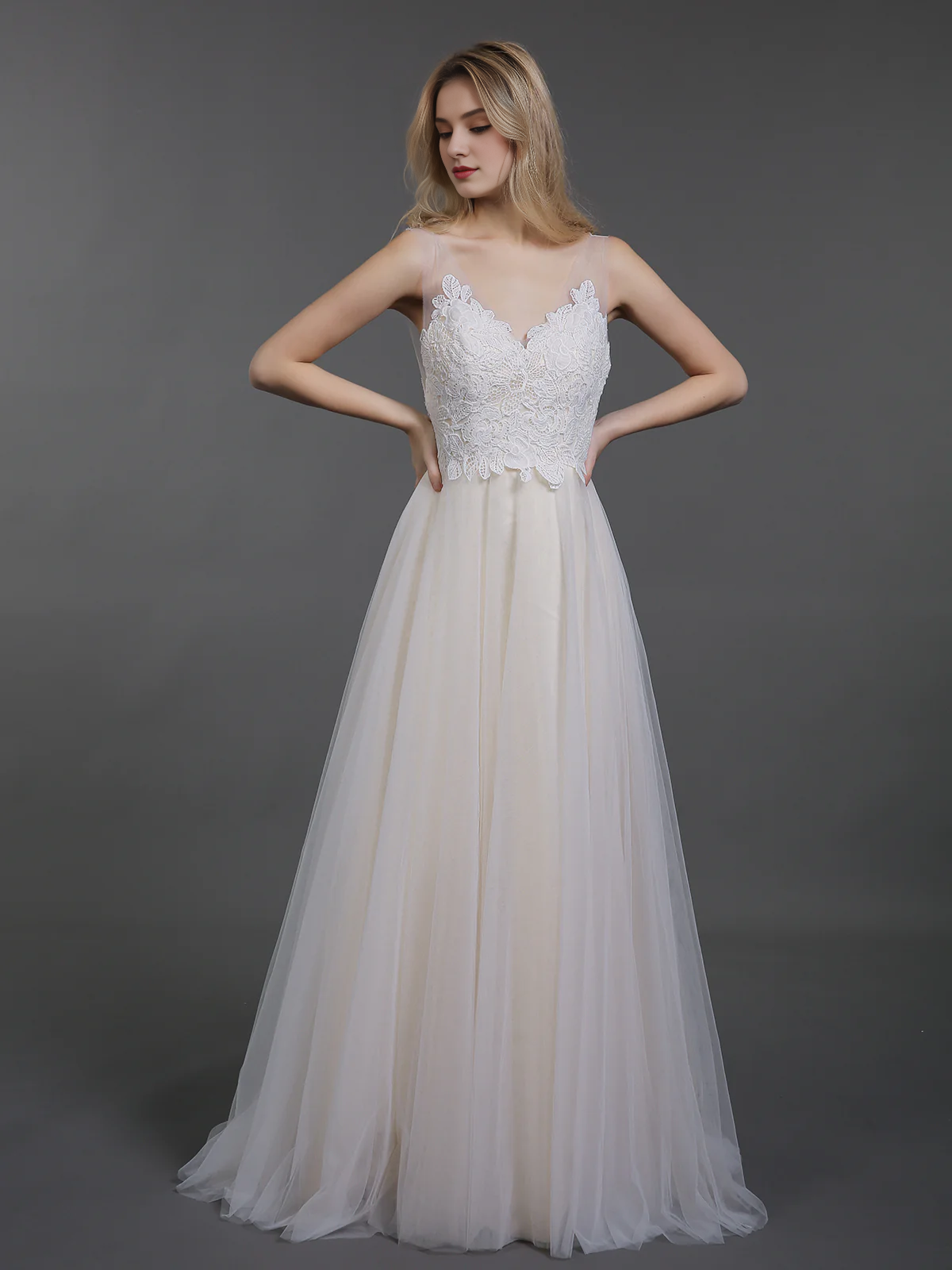 Vestido de novia con cola y falda transparente y corsé ajustado de encaje