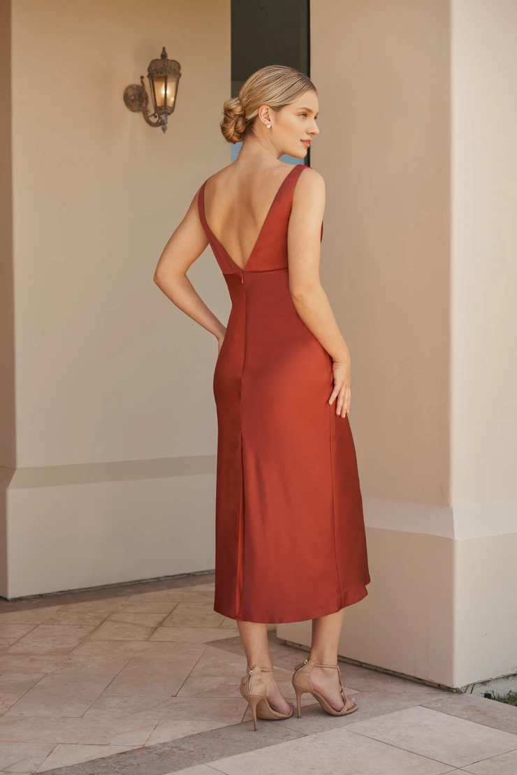 Vestido de dama de honor de largo medio, corte entallado, corte trompeta, con escote en V y espalda de tela crepé de Chamius