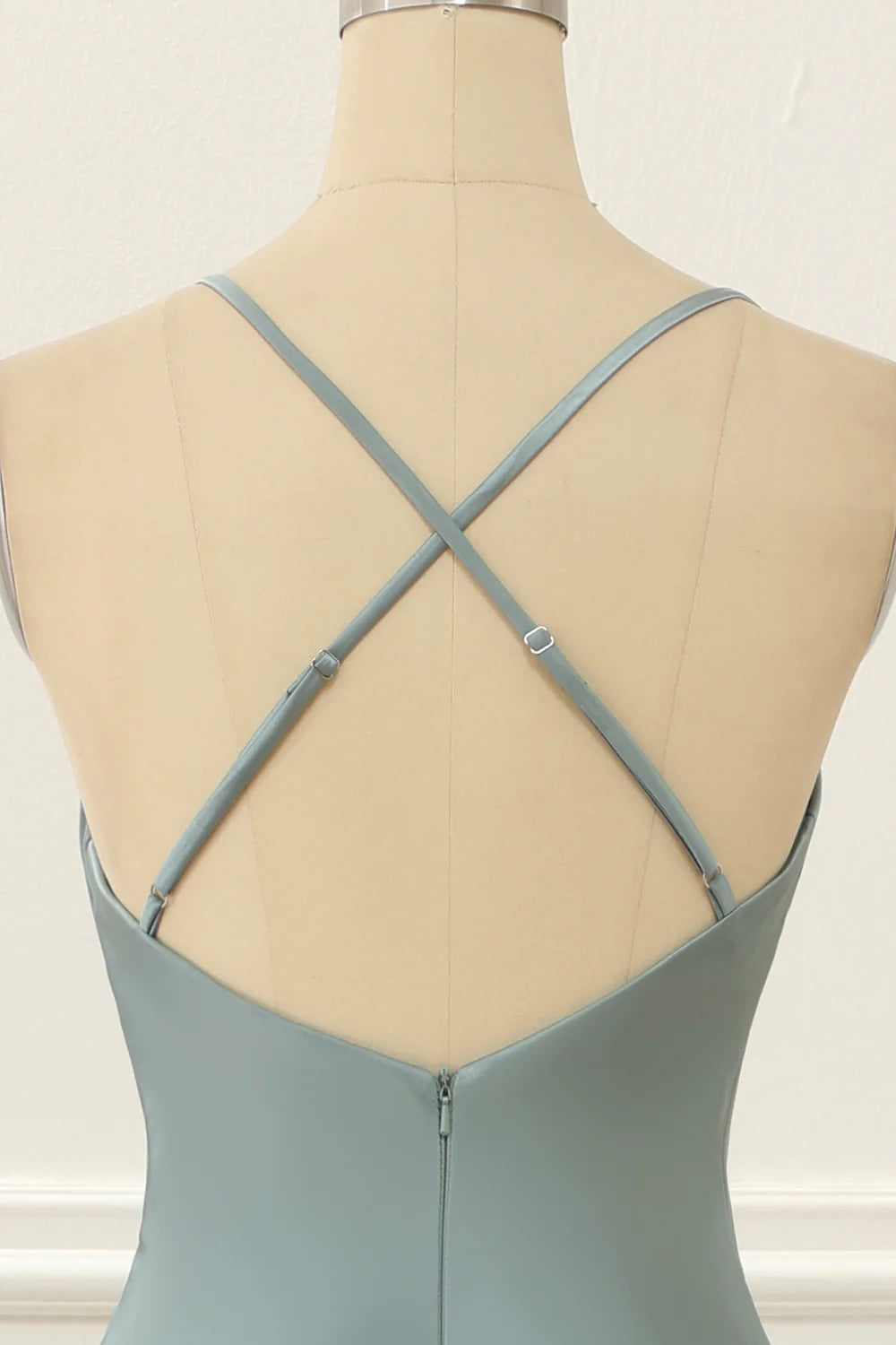 Vestido de fiesta de satén con tirantes finos y corte alto-bajo