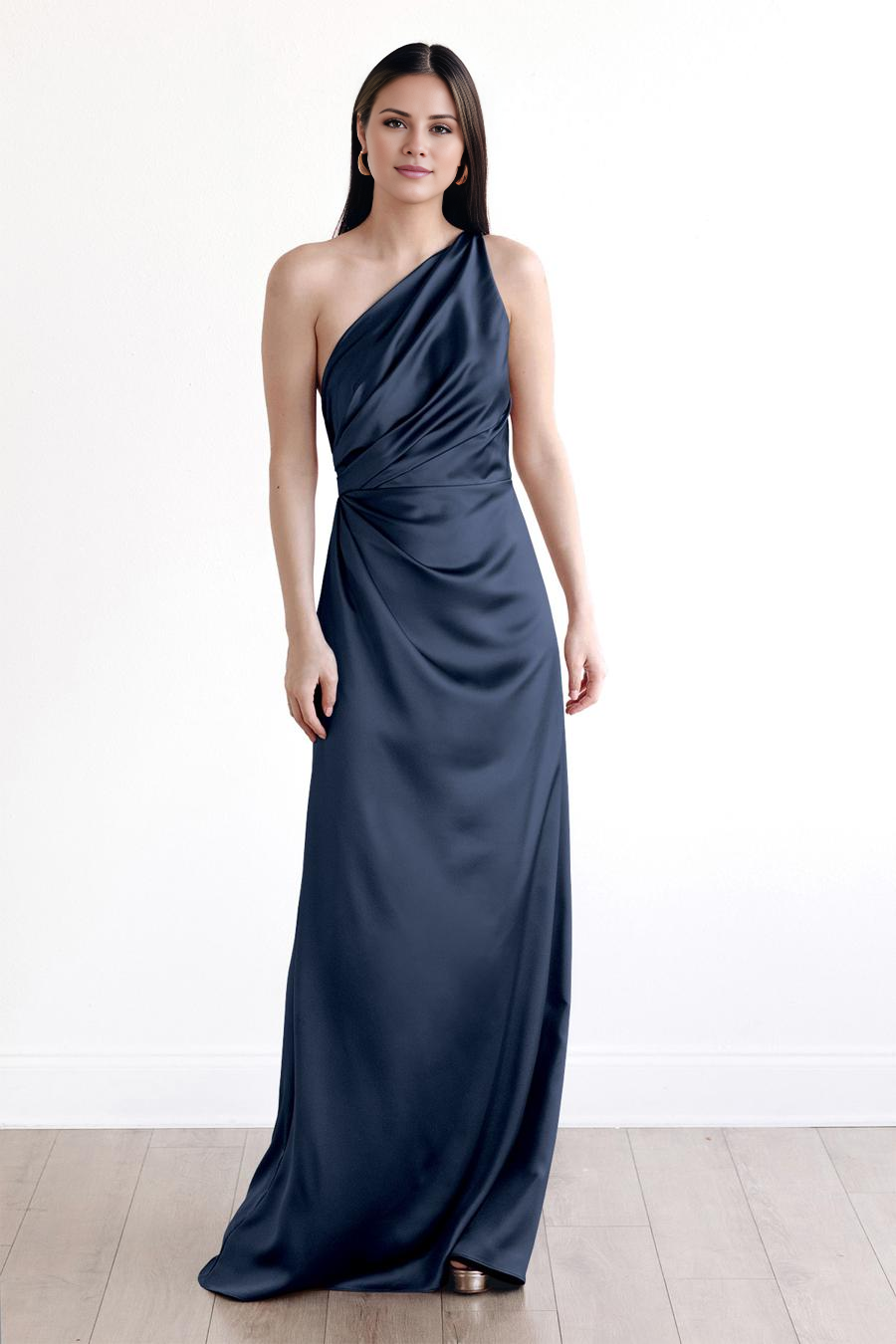 Vestido de noche Jimiss con escote asimétrico, hombros descubiertos, pliegues y largo hasta el suelo.