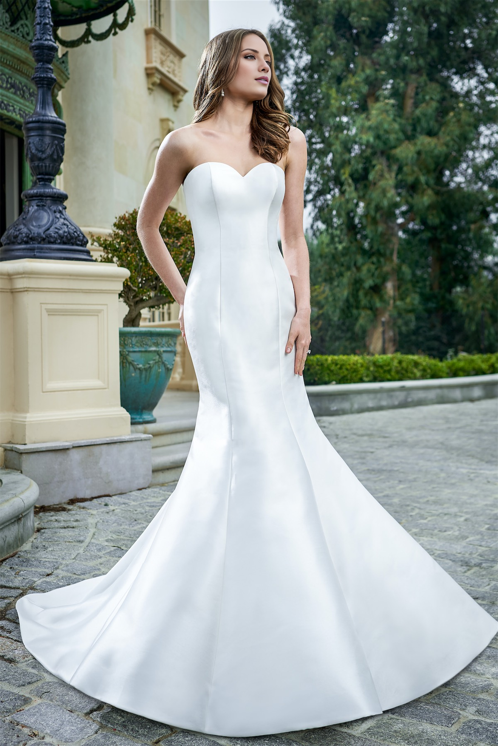 Vestido de novia encantador con escote corazón y cola de pez, sin tirantes