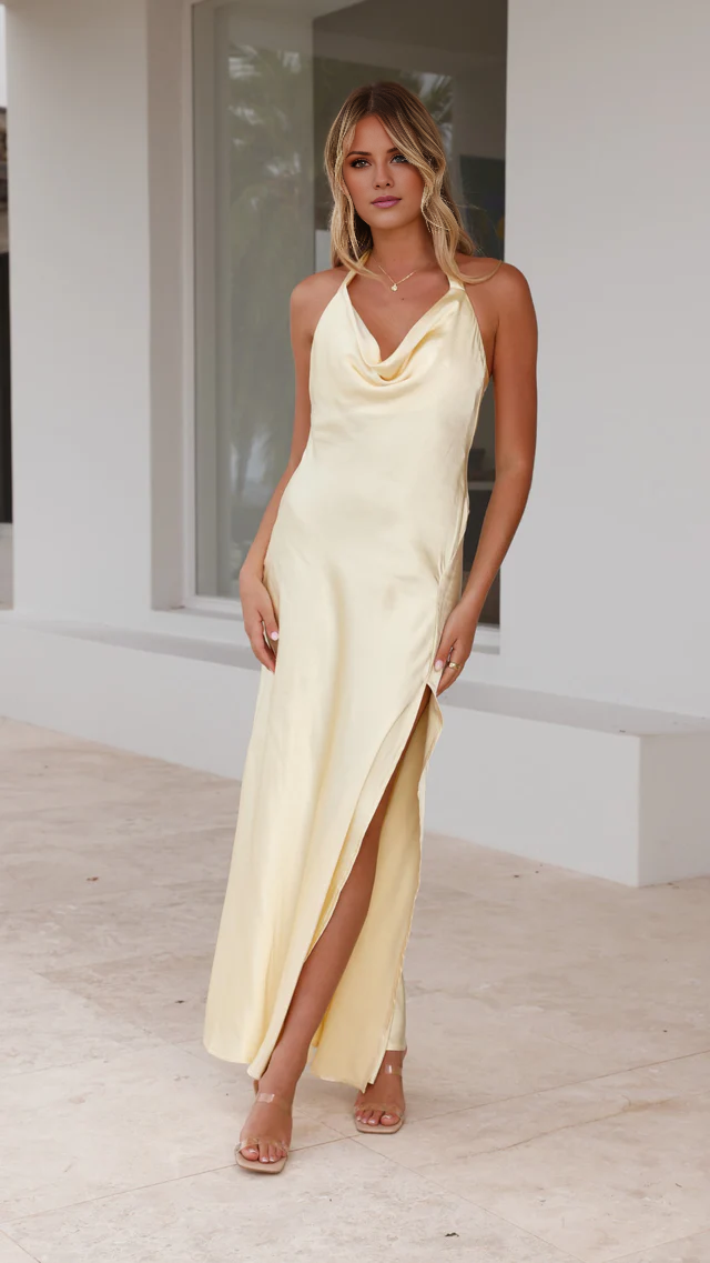 Vestido de fiesta largo hasta el suelo, sin mangas, con cuello alto y hombros descubiertos, abertura lateral
