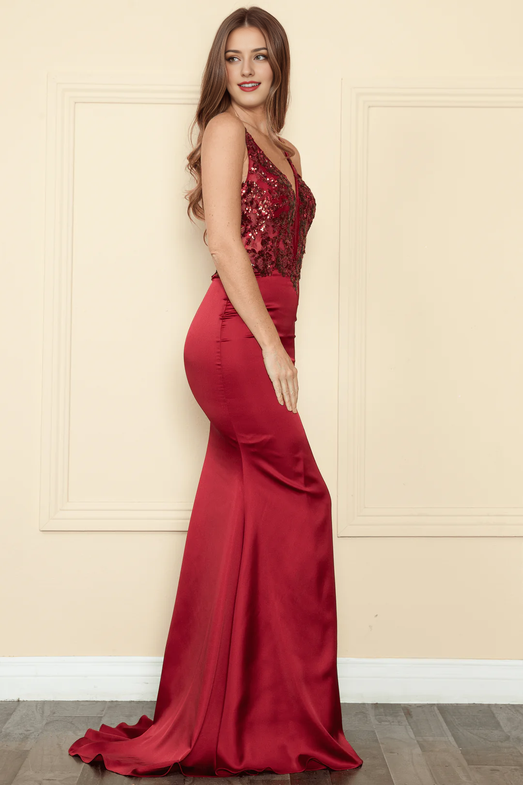 Vestido largo sin mangas de satén con falda ajustada y bordado de lentejuelas