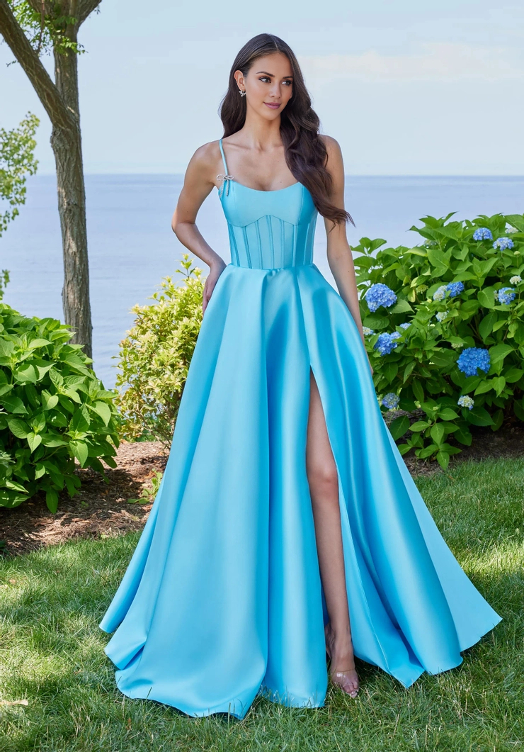 Vestido de noche largo hasta el suelo con abertura frontal y cuello cuchara en forma de A