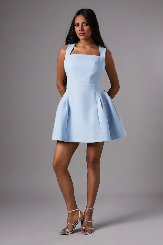 Vestido de fiesta corto de Jimiss con escote cuadrado, hombros descubiertos, sin mangas y escote mariposa en la espalda condensada