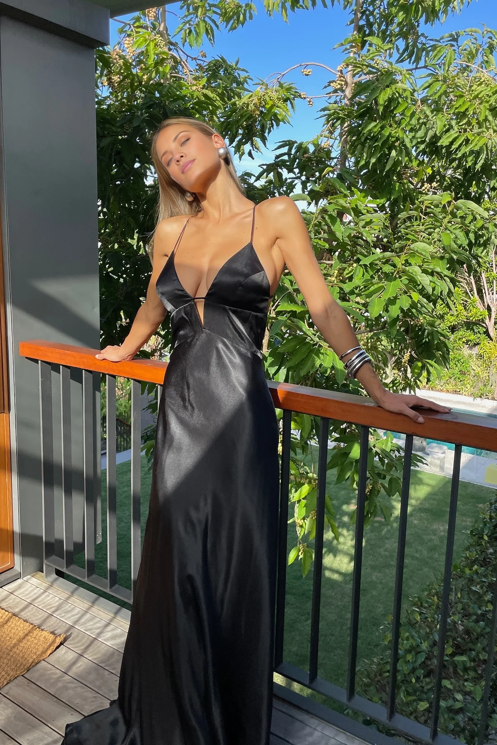 Vestido de fiesta largo negro con tirantes finos y corte A minimalista de Jimiss