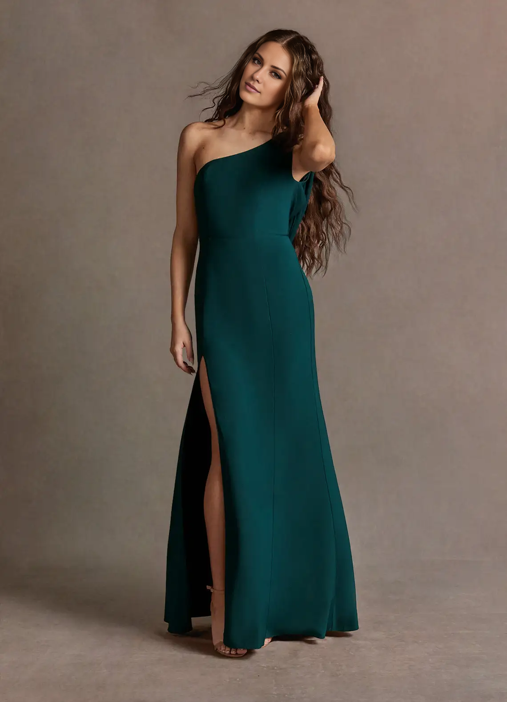 Vestido de noche de un solo hombro con tirantes finos, sin espalda y largo hasta el suelo