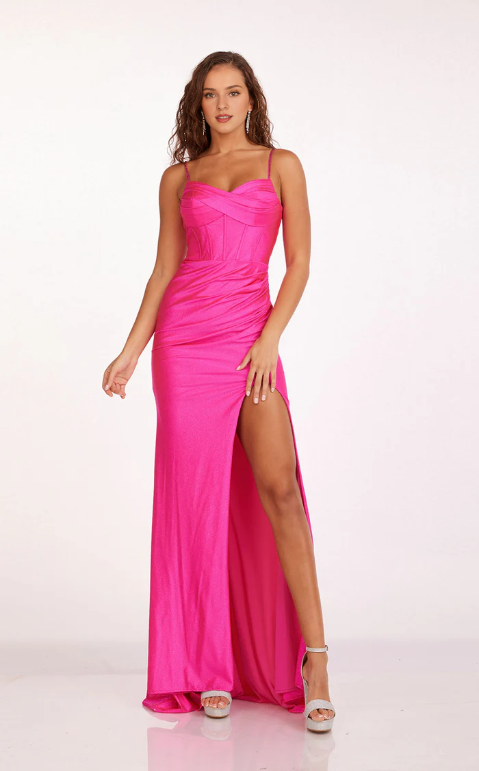 Sweetheart collar fits snugly and has a floor length Prom dress
