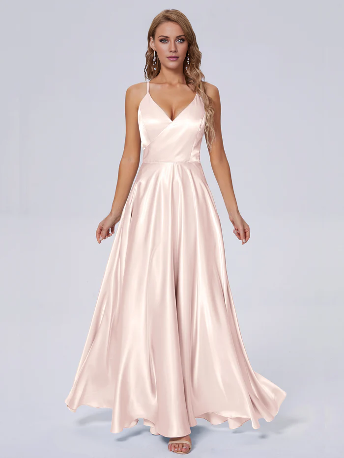 Elegante vestido de dama de honor de satén suave con tirantes al hombro y largo hasta el suelo.