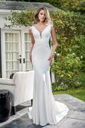 Vestido de novia asimétrico de corte entallado y crepé suave con vuelo.