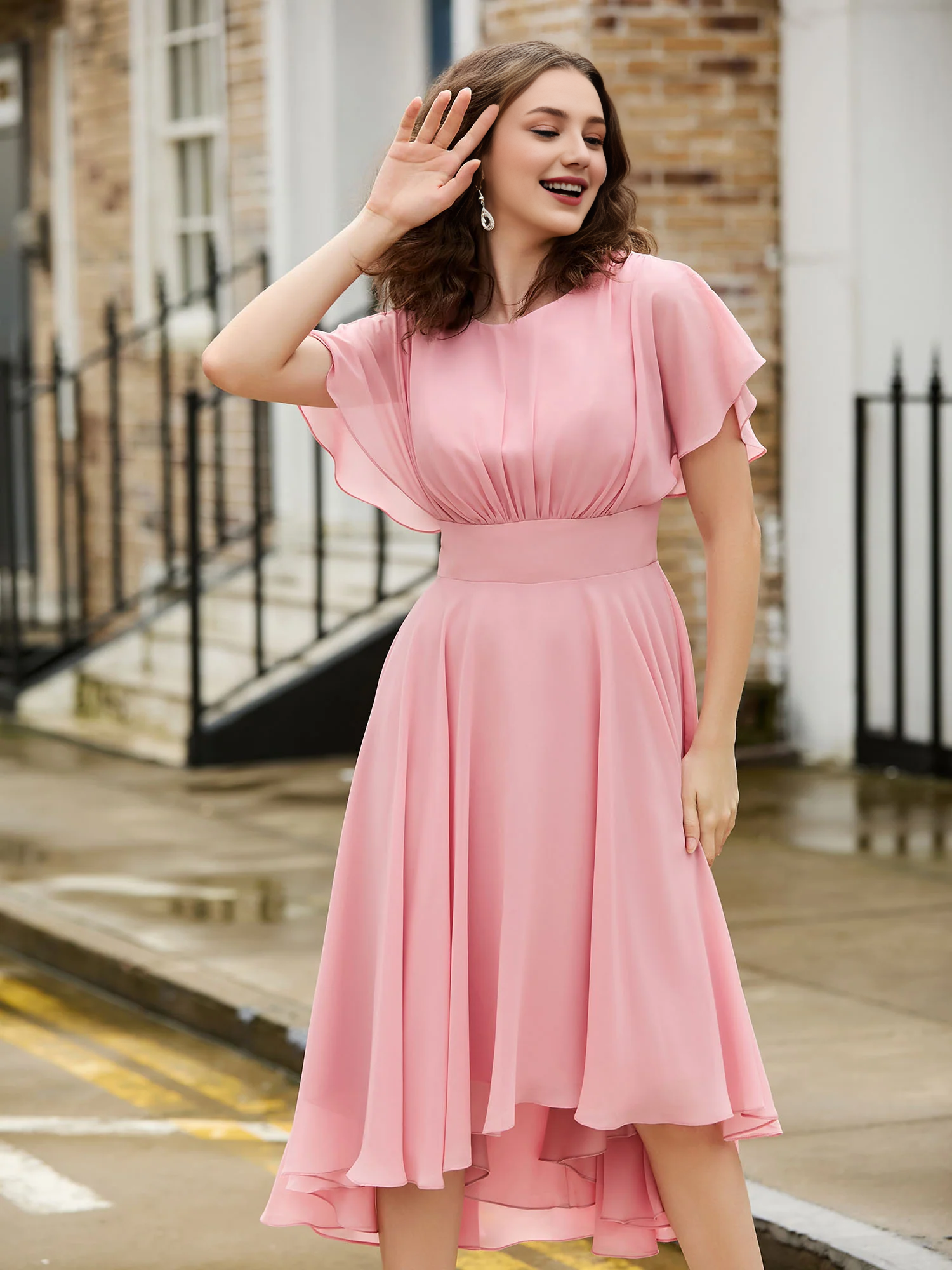 Vestido de fiesta de gasa con cuello de piedras preciosas y mangas acampanadas