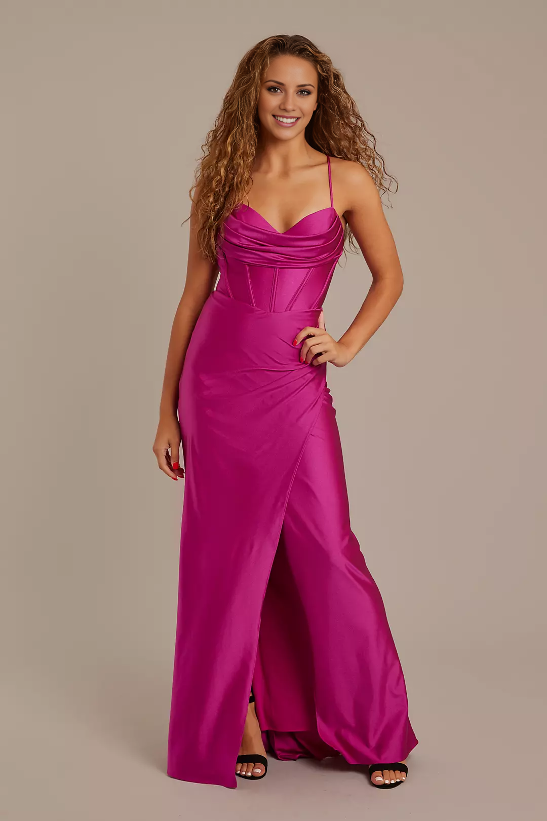 Vestido de fiesta Jimiss recto con escote en V, espalda descubierta, sin mangas, tirantes finos, aberturas laterales y largo hasta el suelo