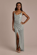 Vestido de fiesta largo hasta el suelo con cuello halter, lentejuelas, tirantes finos, espalda descubierta y abertura lateral.