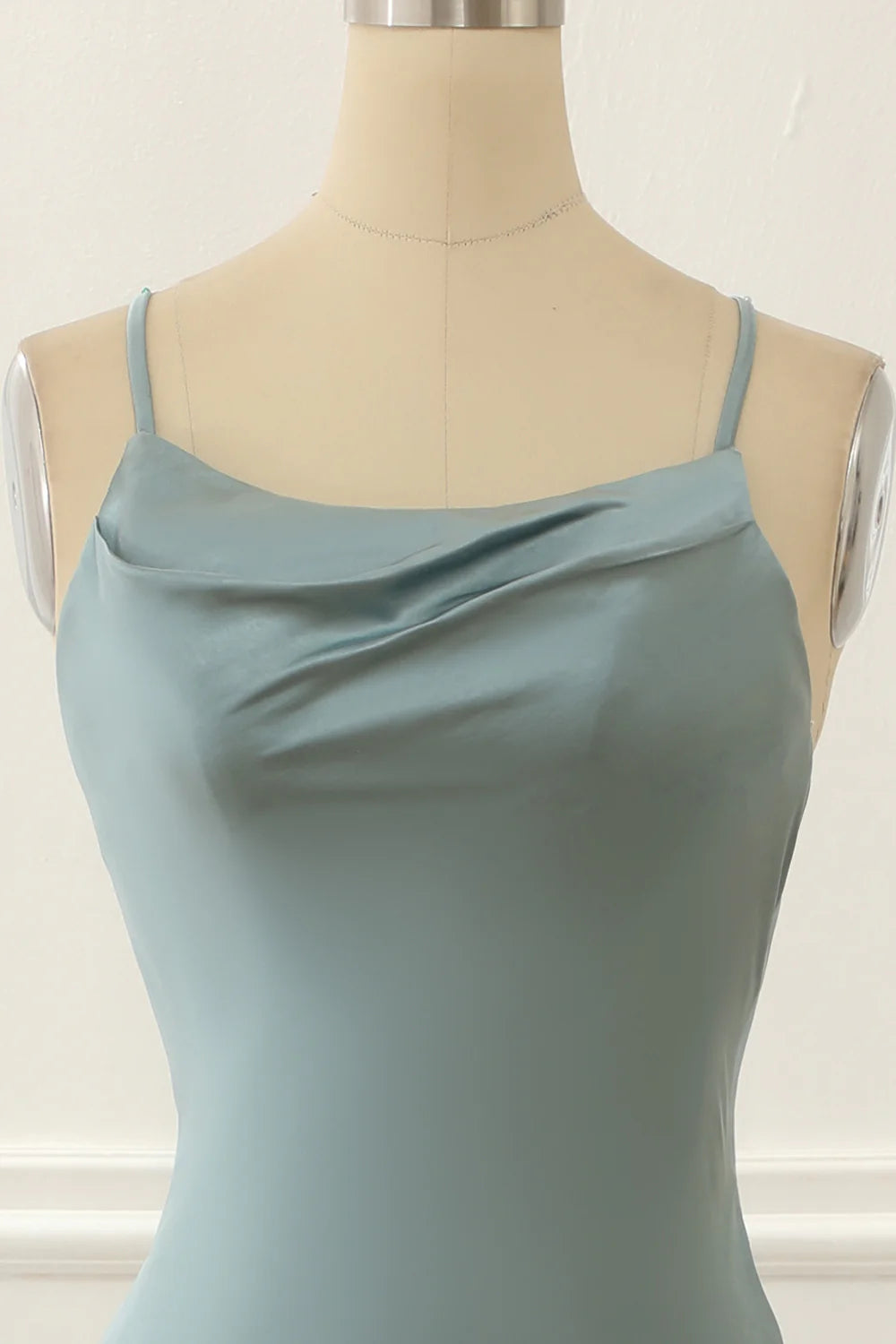 Vestido de fiesta de satén con tirantes finos y corte alto-bajo