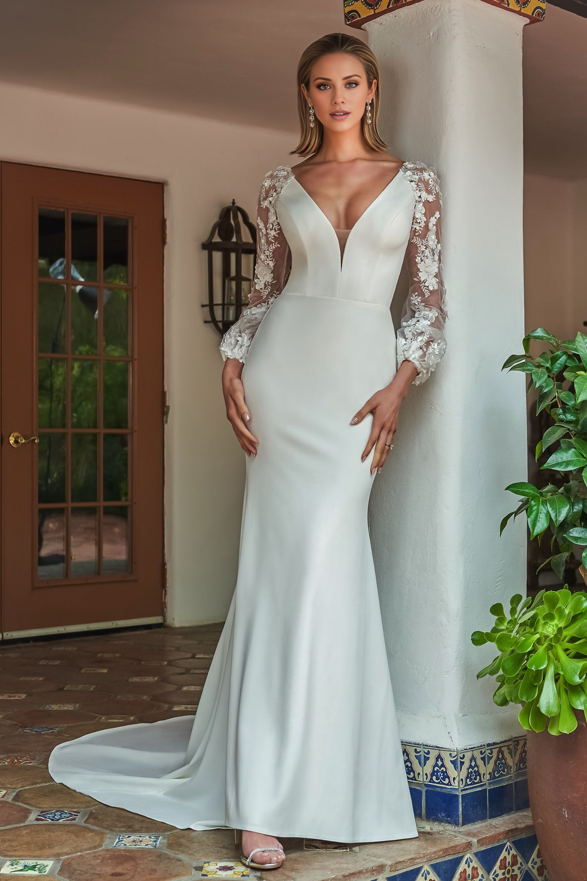 Vestido de novia largo hasta el suelo con encaje floral bordado en 3D y escote en V profundo