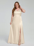 Vestido de dama de honor de satén suave, de talla grande, dividido y largo hasta el suelo.