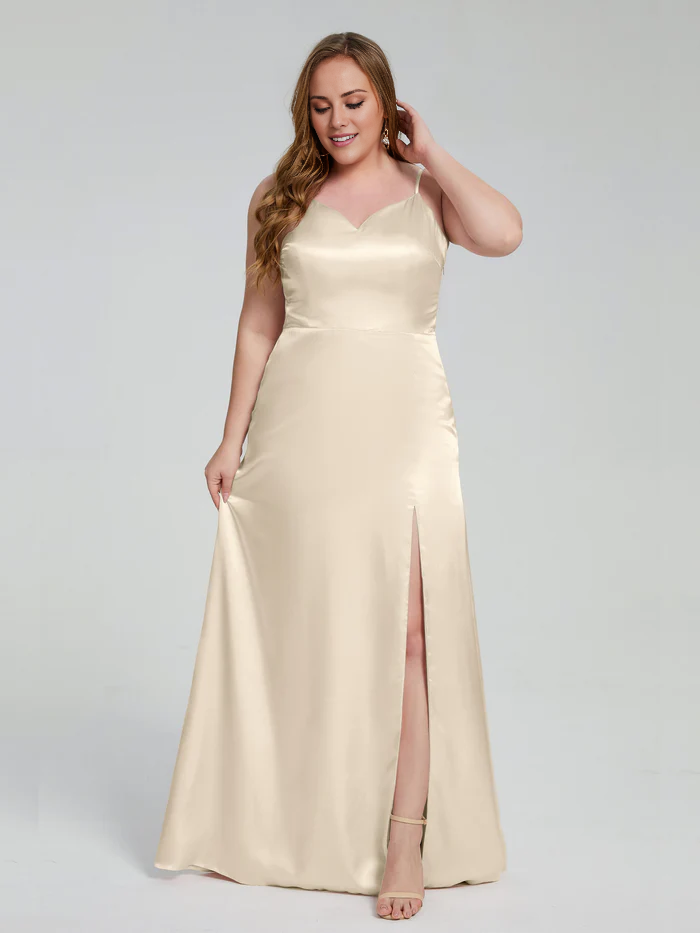 Vestido de dama de honor de satén suave, de talla grande, dividido y largo hasta el suelo.