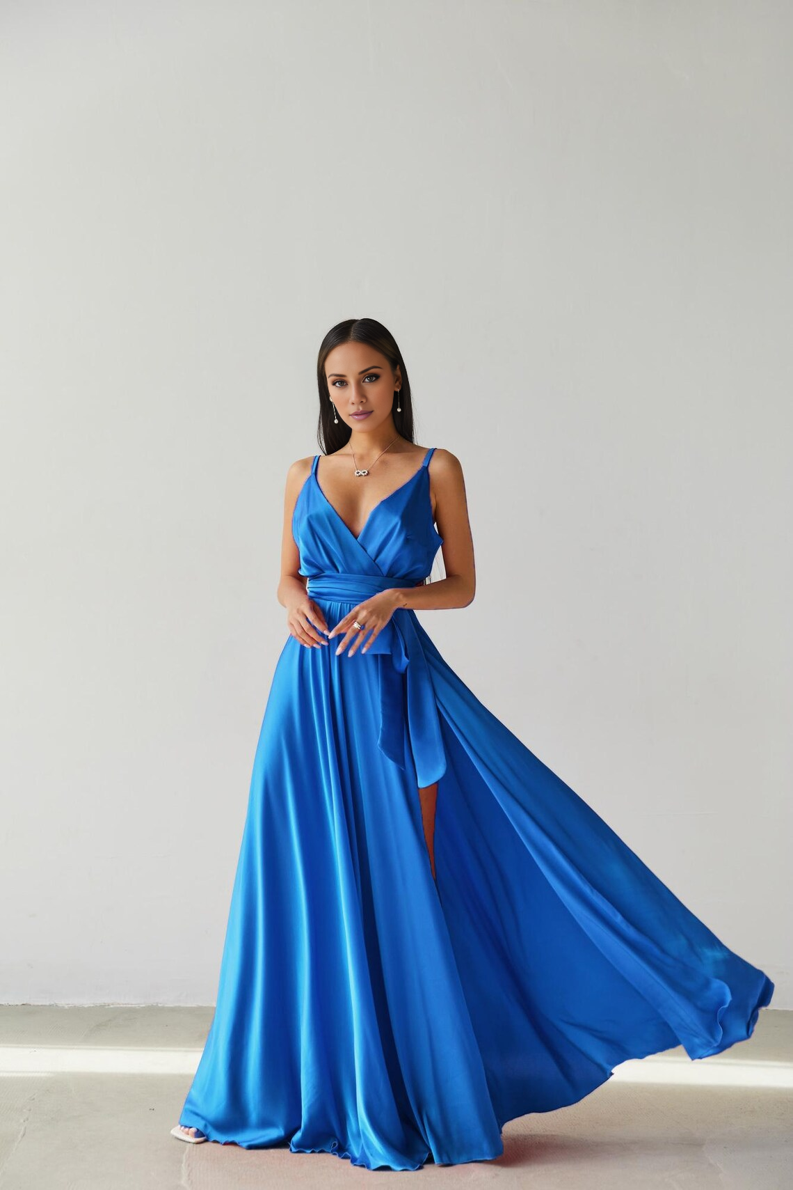 Vestido de fiesta Jimiss con escote en V, tirantes finos, abertura lateral y largo hasta el suelo 