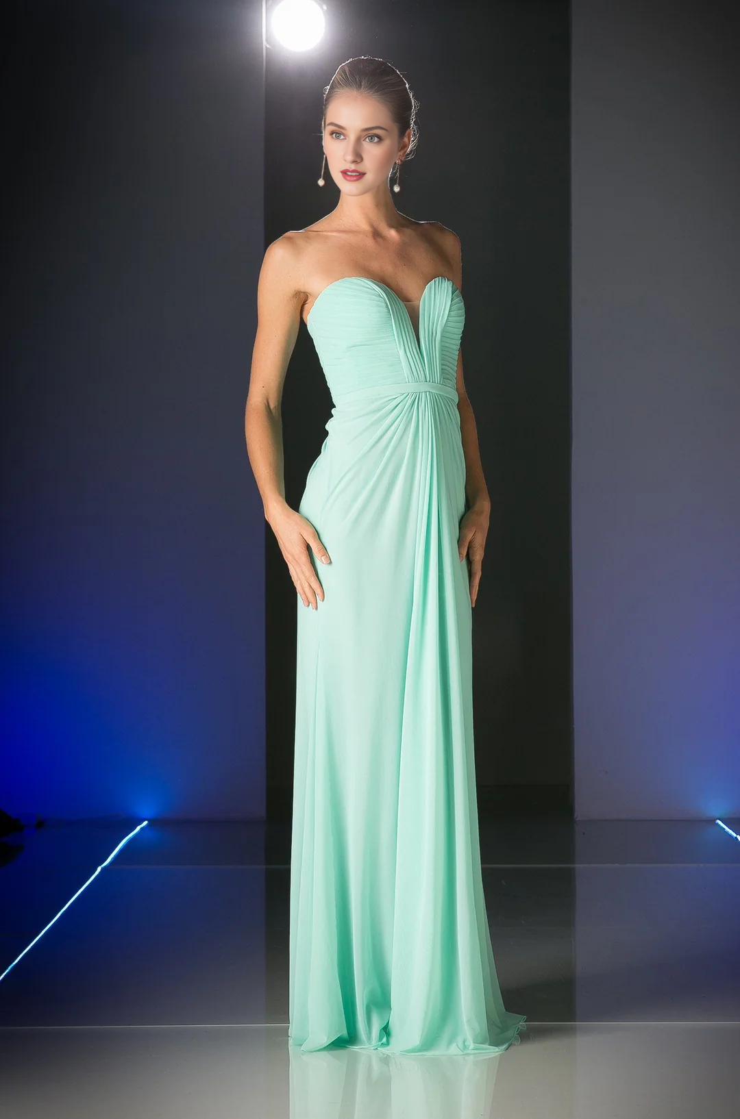 Vestido largo sin tirantes con escote en forma de corazón